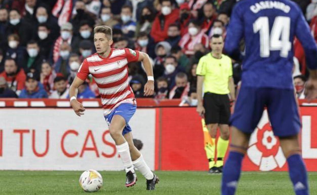 Isma Ruiz conduce el balón ante la mirada de Casemiro. 