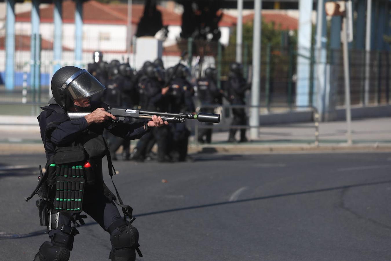 Un policía nacional durante una de las cargas que se ha producido en Cádiz en la manifestación de los estudiantes en apoyo al sector del metal