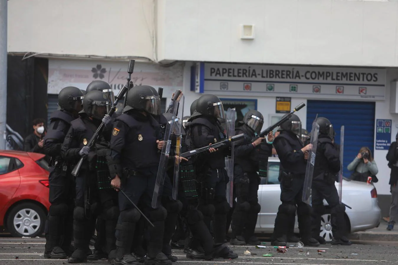 La Policía ha tenido que cargar contra los manifestantes en las inmediaciones del puente Carranza