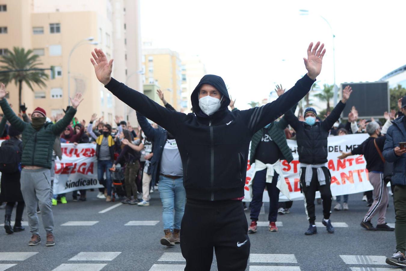 Un grupo de manifestantes marcha en la avenida principal de Cádiz en defensa del sector del metal
