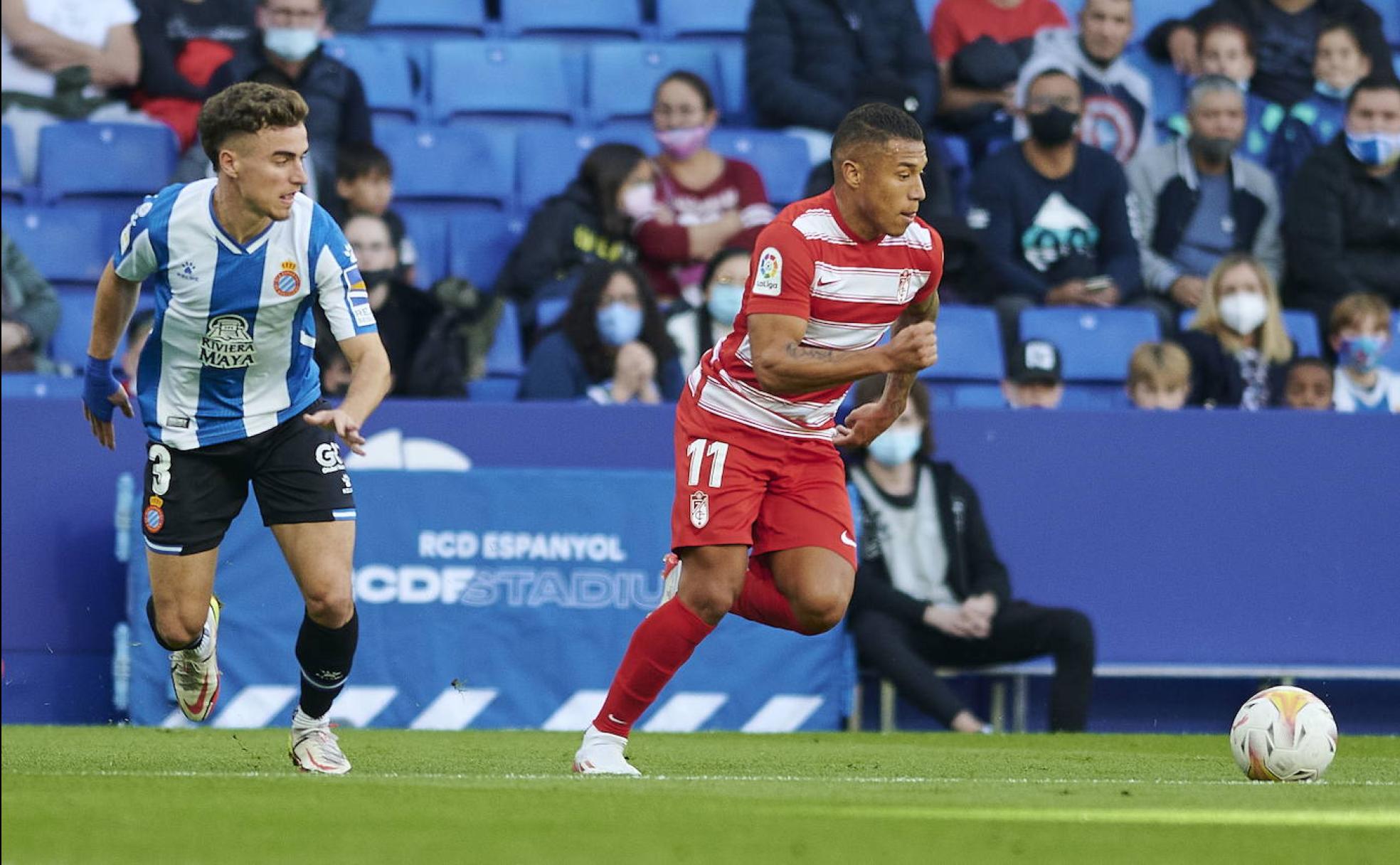 Darwin Machís escapa de Pedrosa en el último partido que jugó con el Granada, ante el Espanyol. 