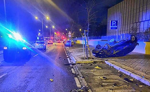 Una conductora bebida impacta contra un coche aparcado y lo vuelca junto al Parque de las Ciencias