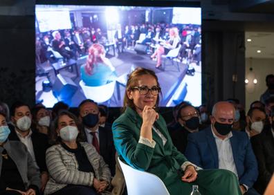 Imagen secundaria 1 - El segundo foro de Granada Conectada se celebró en el hotel El Mirador de Loja. Lola Marín, chef y propietaria del restaurante Damasqueros. Julián Martín, consejero delegado de Grupo Abades. 