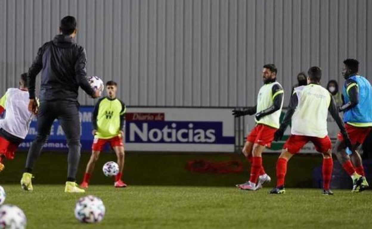 Los futbolistas del Granada calientan antes de medirse al San Juan en la primera ronda de la pasada edición. 
