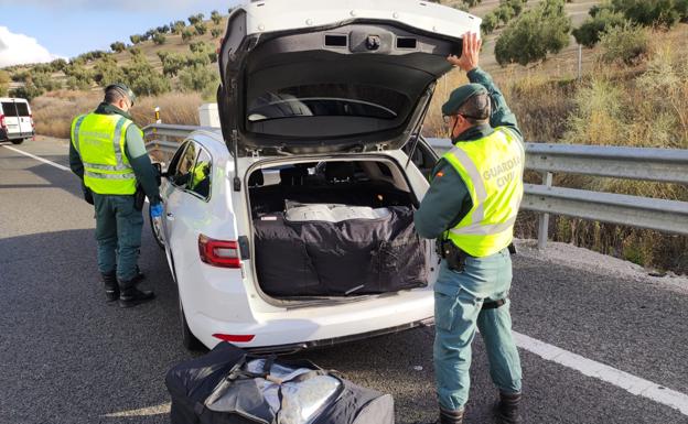 Cazado con 52 kilos de maría en tres grandes bolsos dentro del coche en la A-44