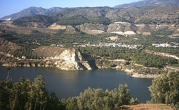 Vista de Melegís desde Pinos del Valle, donde se puede apreciar parte de la ruta y del Barranco de Chite.