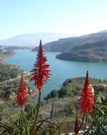 Imagen secundaria 2 - Imágenes del Mirador de las Alvirillas y de la vista del pantano de Béznar que se puede ver desde el lugar.