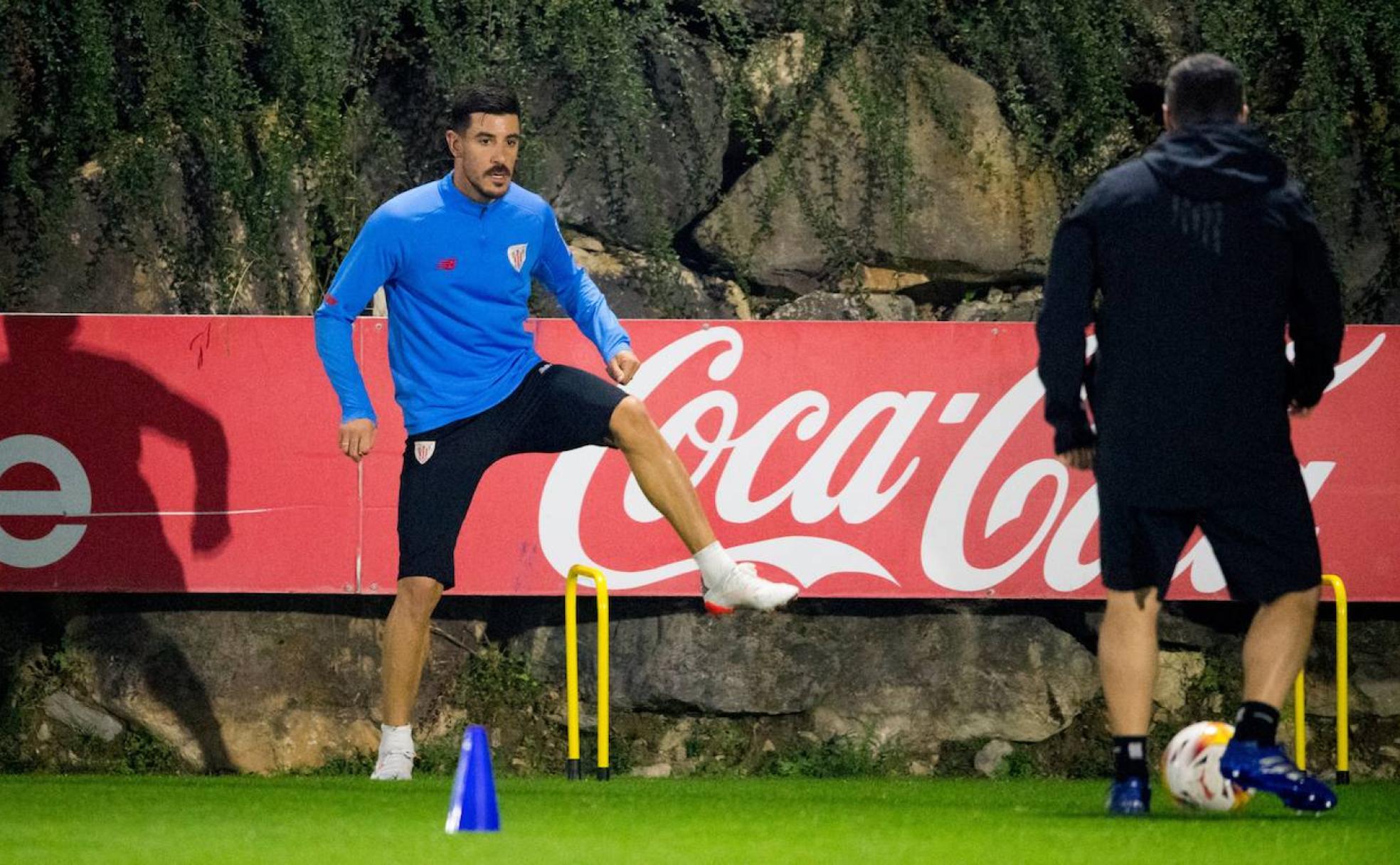 Yuri Berchiche trabaja al margen de sus compañeros esta semana. 