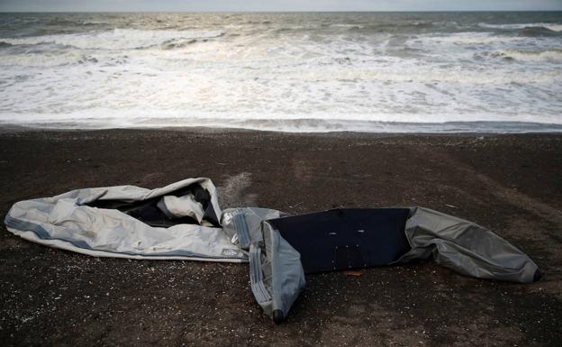 Barca neumática pinchada, de las utilizadas por los inmigrantes para llegar a Reino Unido, abandonada en una playa de Dunkerque (Francia).