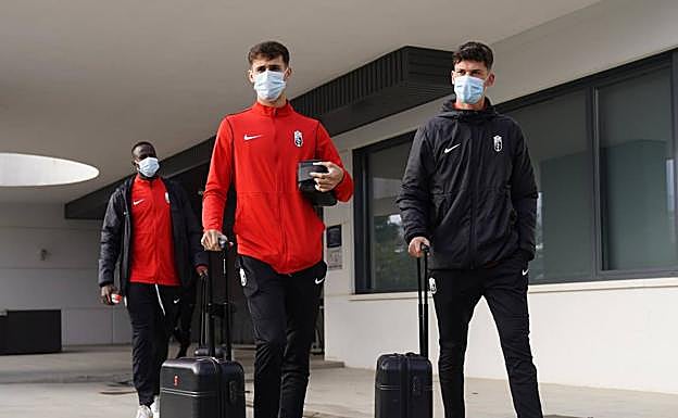 Cheikh, Pepe y Butzke, antes de subir al bus rumbo al aeropuerto. 