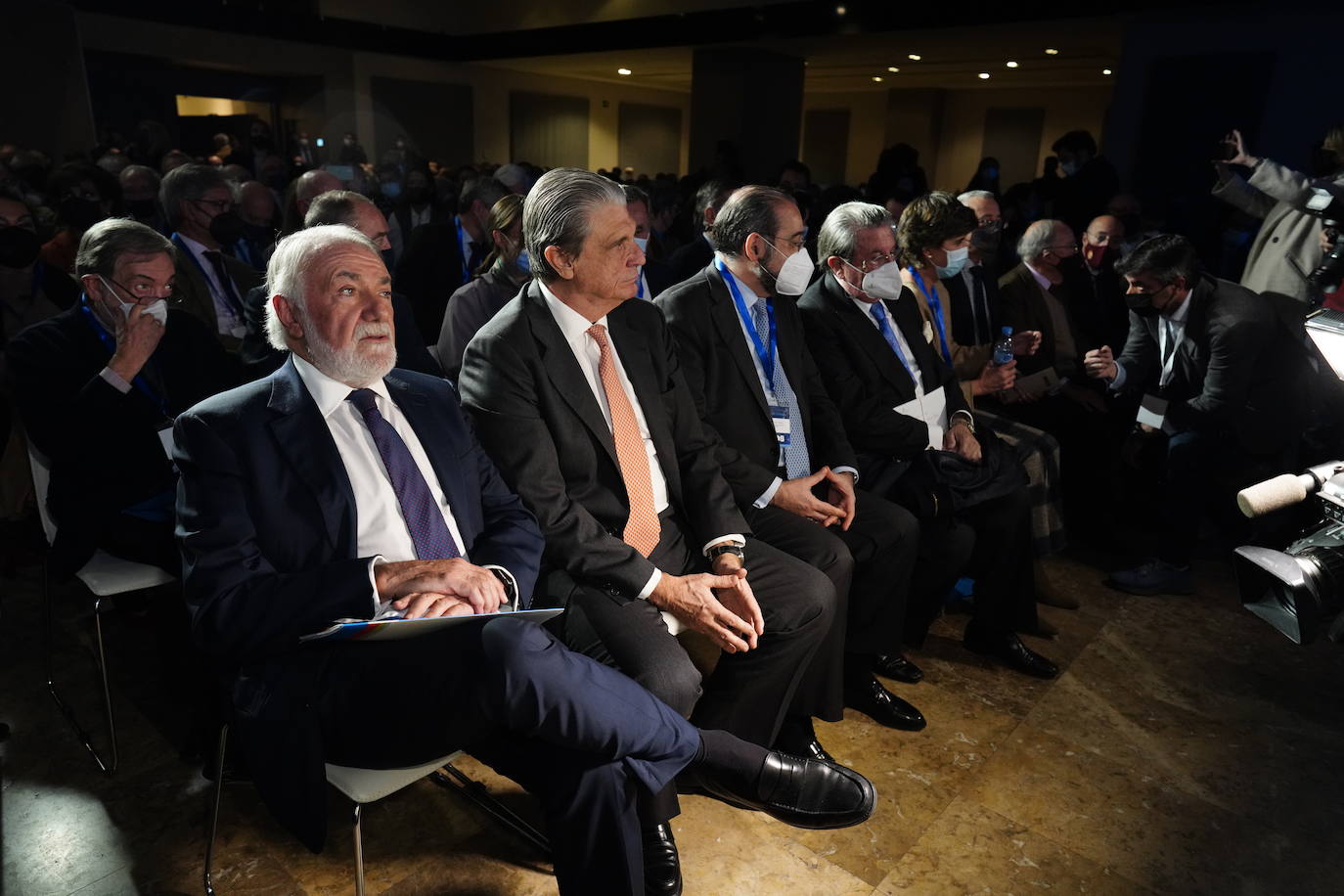 Imagen secundaria 1 - Arriba. Alfonso Bullón de Mendoza, presidente de la Fundación Ángel Herrera Oria. Debajo. Jaime Mayor Oreja e Íñigo Gómez-Pineda durante la presentación de Neos; María San Gil saluda a Esperanza Aguirre minutos antes del inicio del acto.