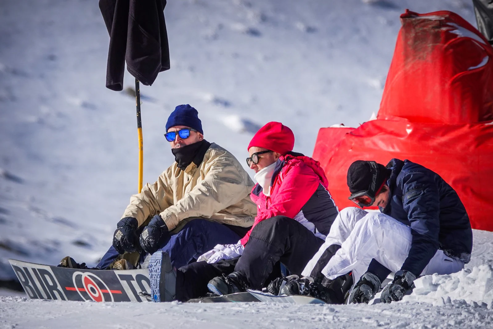 Los aficionados al esquí y el snowboard acuden a la inauguración de la campaña de nieve.