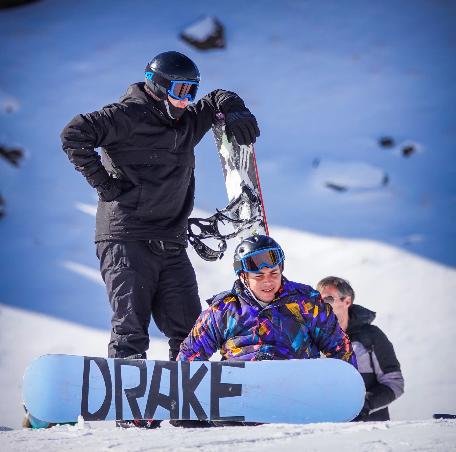 Los aficionados al esquí y el snowboard acuden a la inauguración de la campaña de nieve.