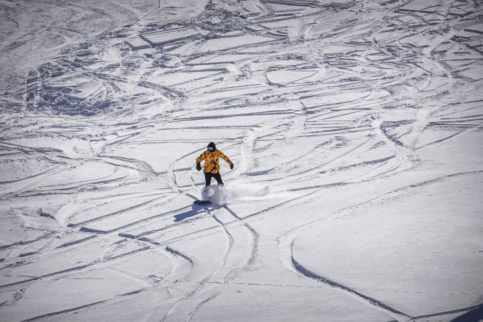 Los aficionados al esquí y el snowboard acuden a la inauguración de la campaña de nieve.