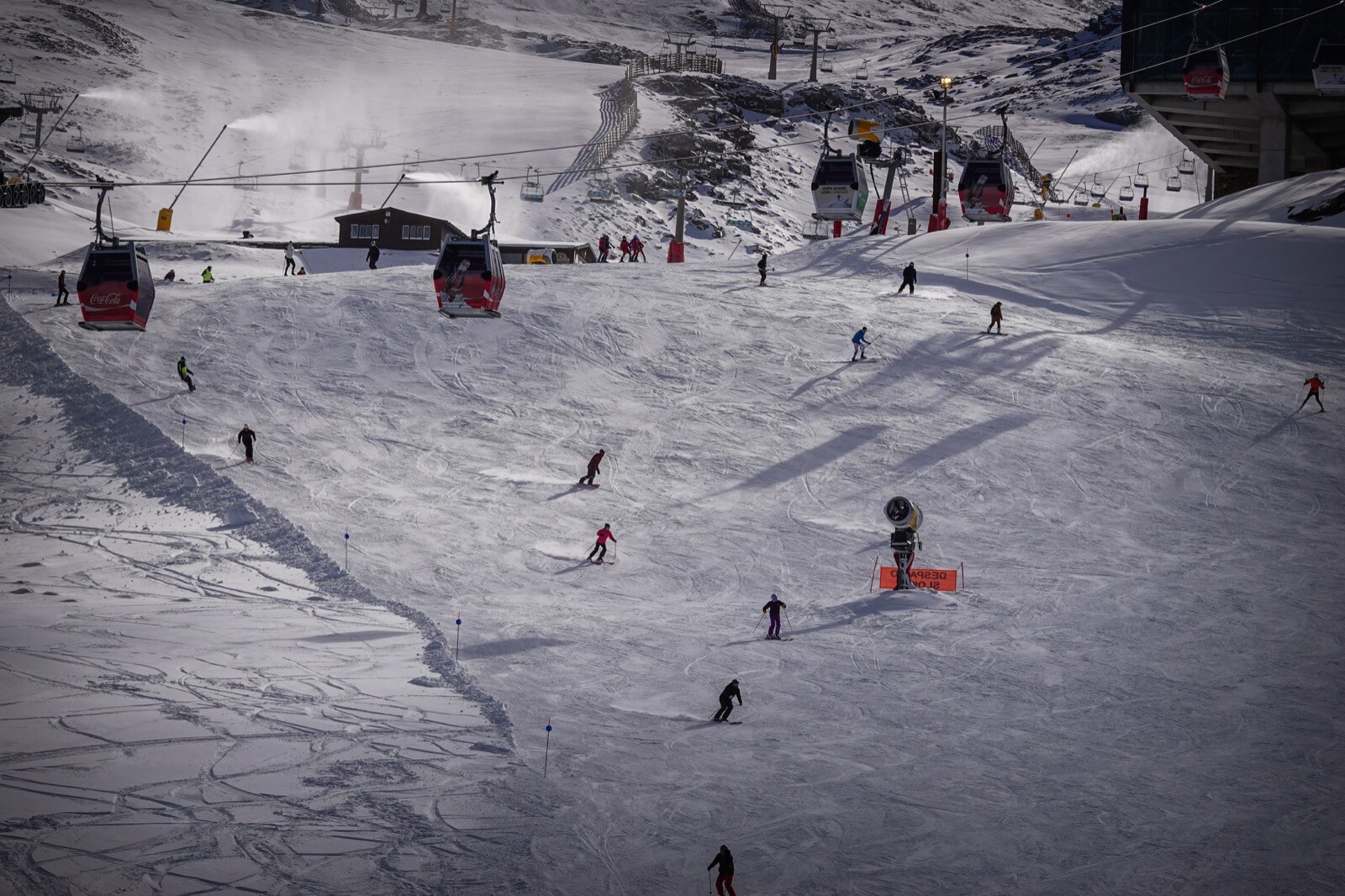 Los aficionados al esquí y el snowboard acuden a la inauguración de la campaña de nieve.