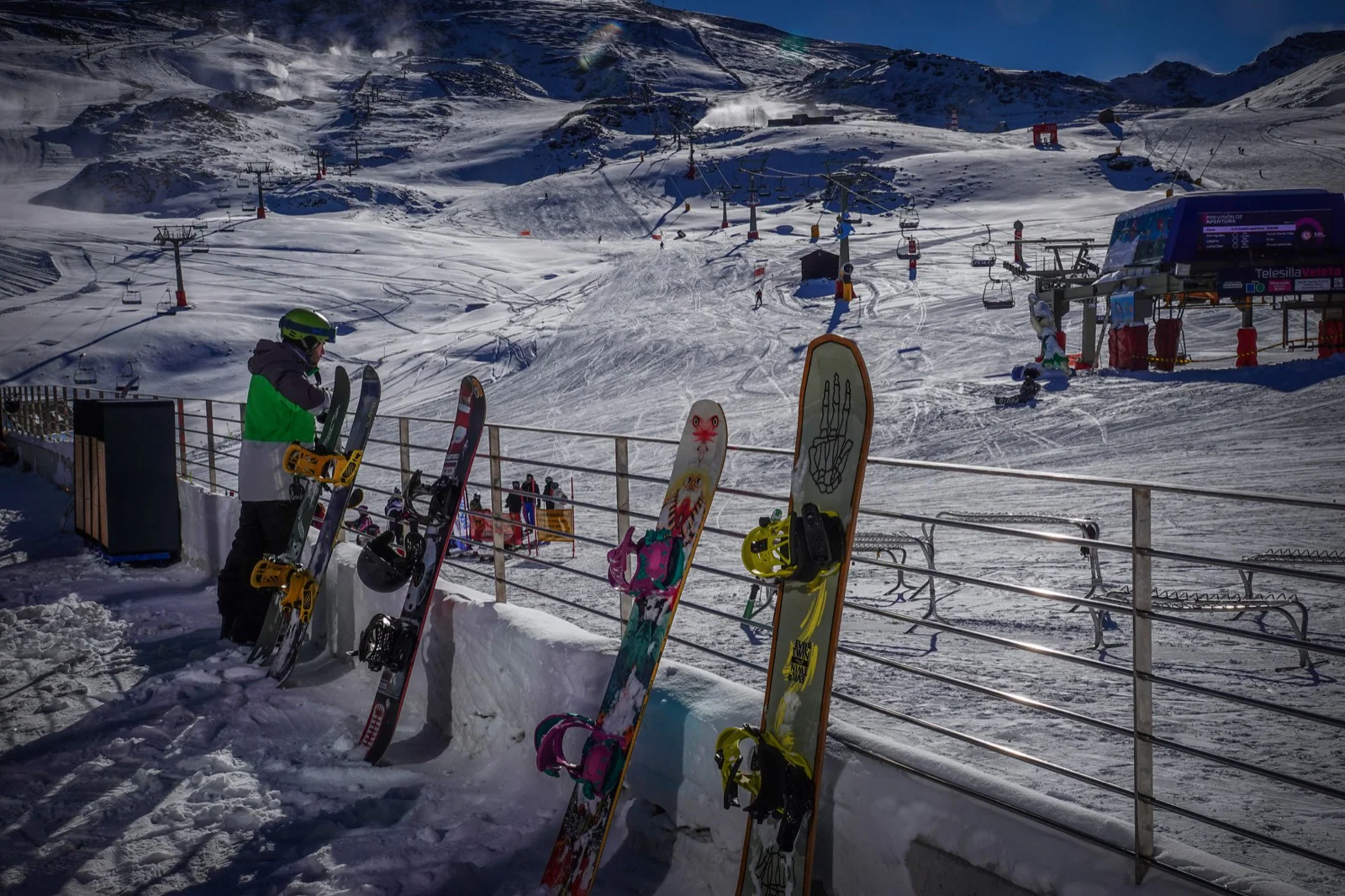 Los aficionados al esquí y el snowboard acuden a la inauguración de la campaña de nieve.