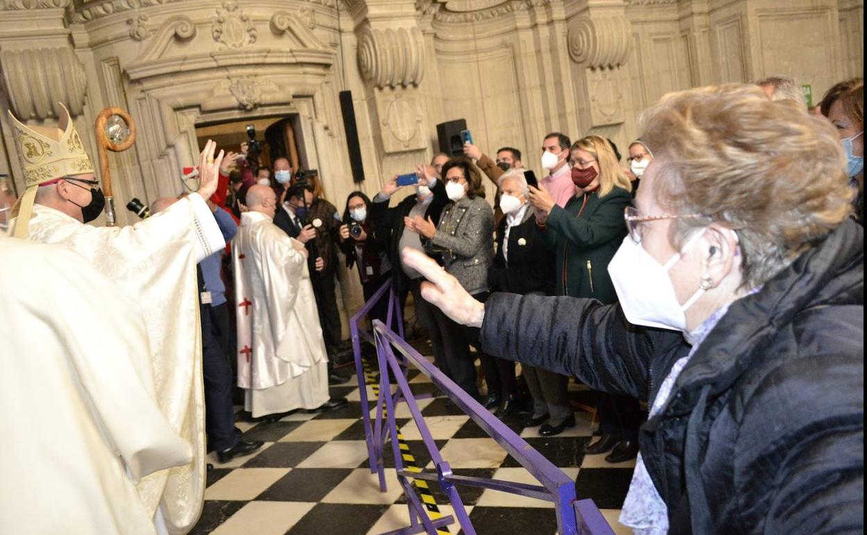 El nuevo obispo de Jaén, Sebastián Chico Martínez, saluda a los fieles. 