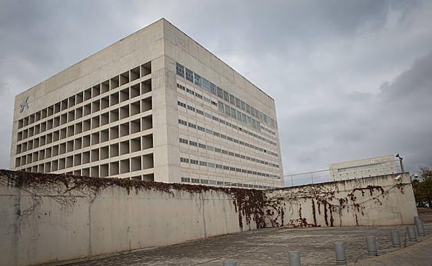 Imagen del 'Cubo' y la 'Lápida' en la avenida de la Ciencia. 