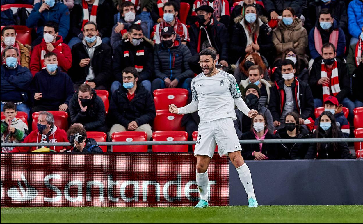 Jorge Molina celebra con entusiasmo el gol que consiguió para el Granada en San Mamés. 