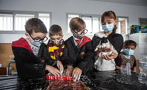 Salva, Dylan, José Miguel y Zaida, con las pócimas. 