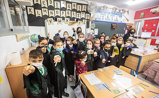 Imagen principal - Practicando hechizos con Rosana Reyes y Esperanza Ortega. 