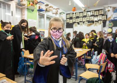 Imagen secundaria 1 - Practicando hechizos con Rosana Reyes y Esperanza Ortega. 