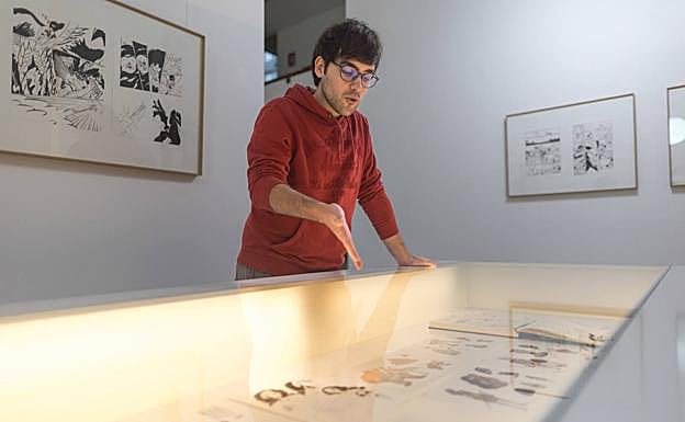 Koyra, explicando algunos procesos en la exposición. 