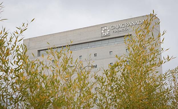 El Centro Cultural de la Fundación CajaGranada es conocido popularmente como la 'Lápida'. 