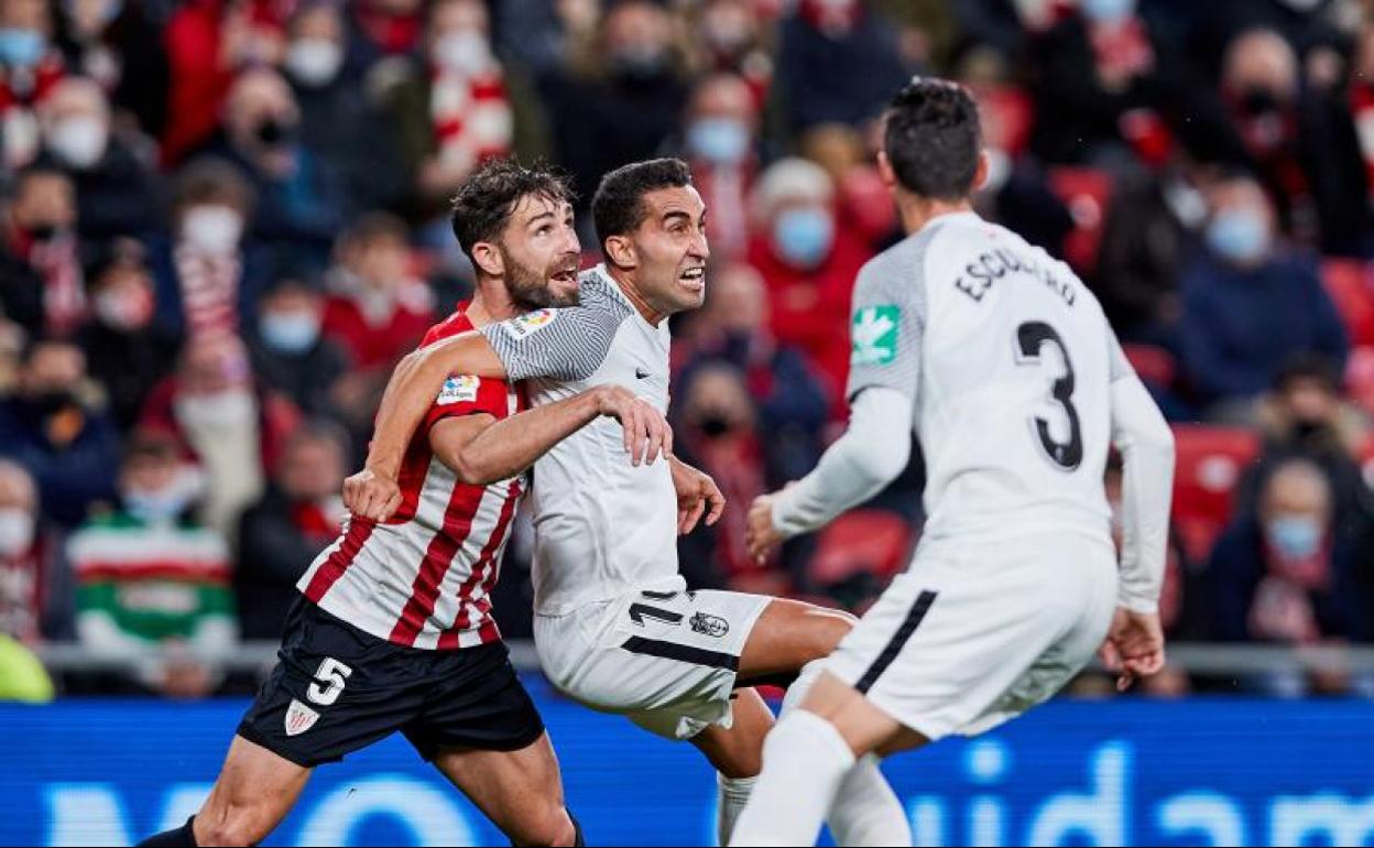 Montoro pelea un balón con Yeray. 
