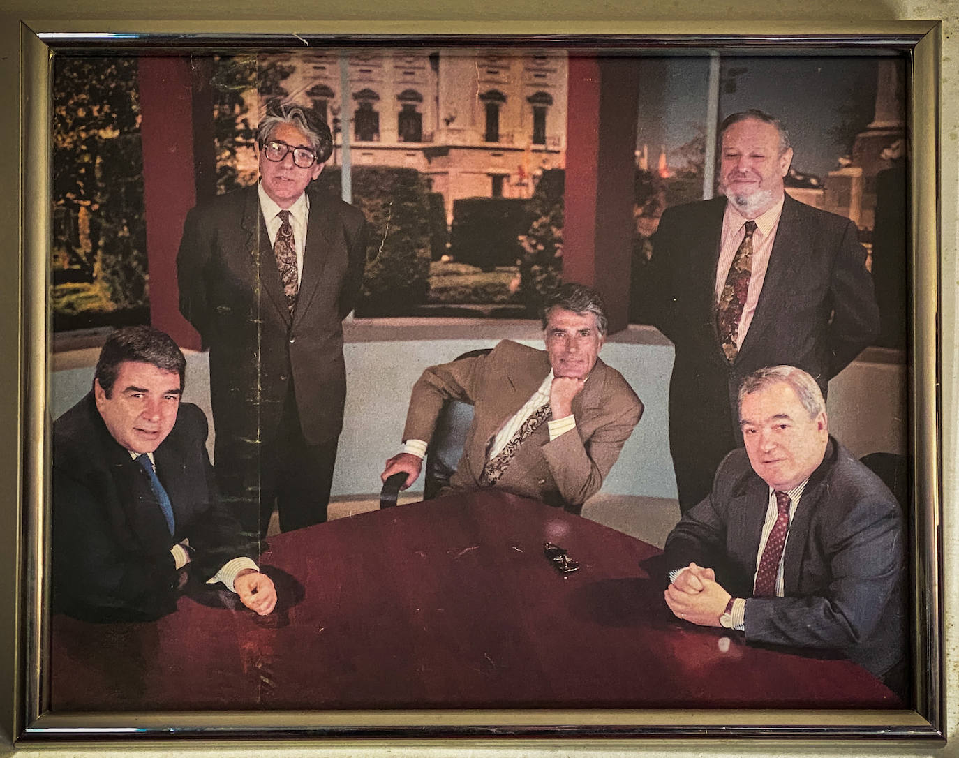 Amestoy (de pie a la izquierda), junto a otros gigantes de la comunicación como Manuel Martín Ferrand o Jesús Hermida.