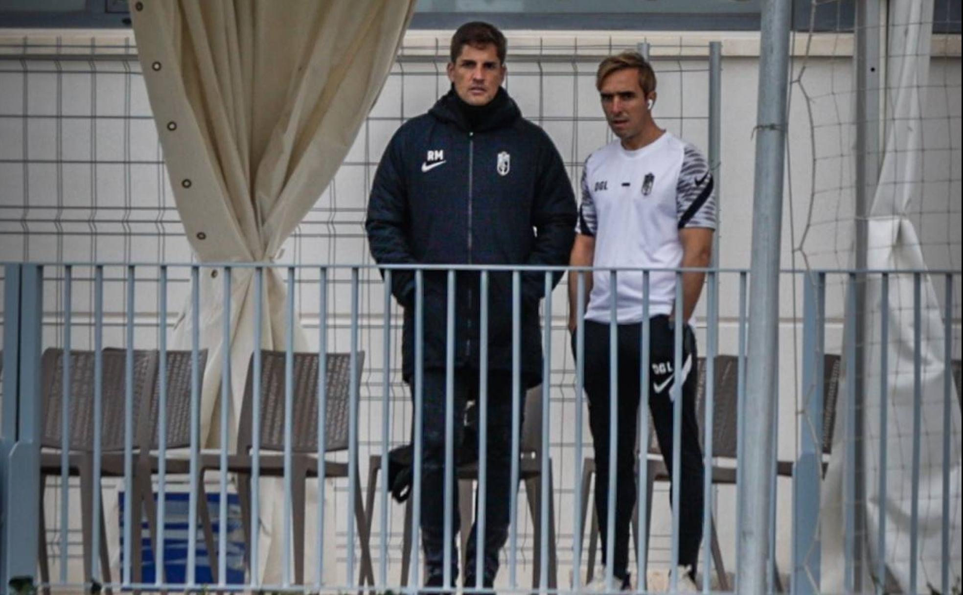 Robert Moreno y Dani Guindos observan el partido del filial disputado ayer en la Ciudad Deportiva del Granada. 