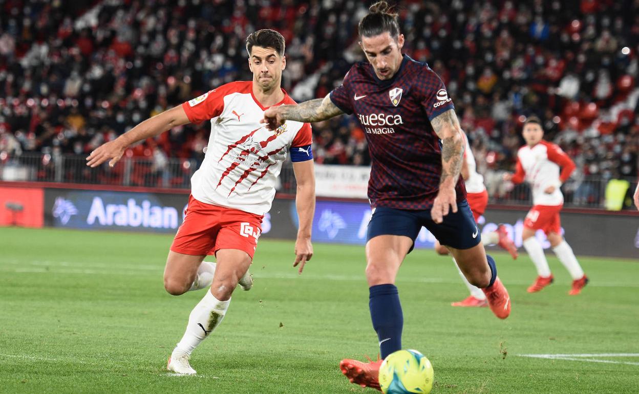 César de la Hoz acude a tapar el intento de subir el balón de Marc Mateu. 