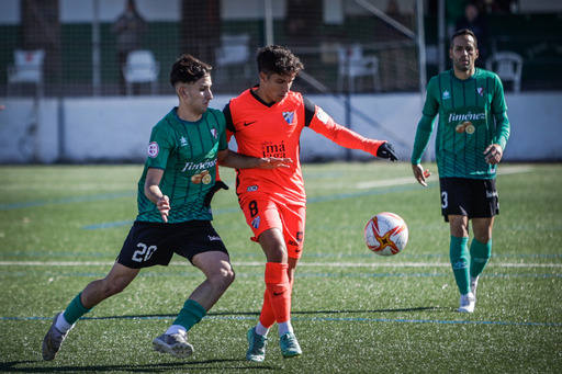 Raúl Fernández pugna con el malaguista Haitam para intentar robarle un balón en el centro del campo. 