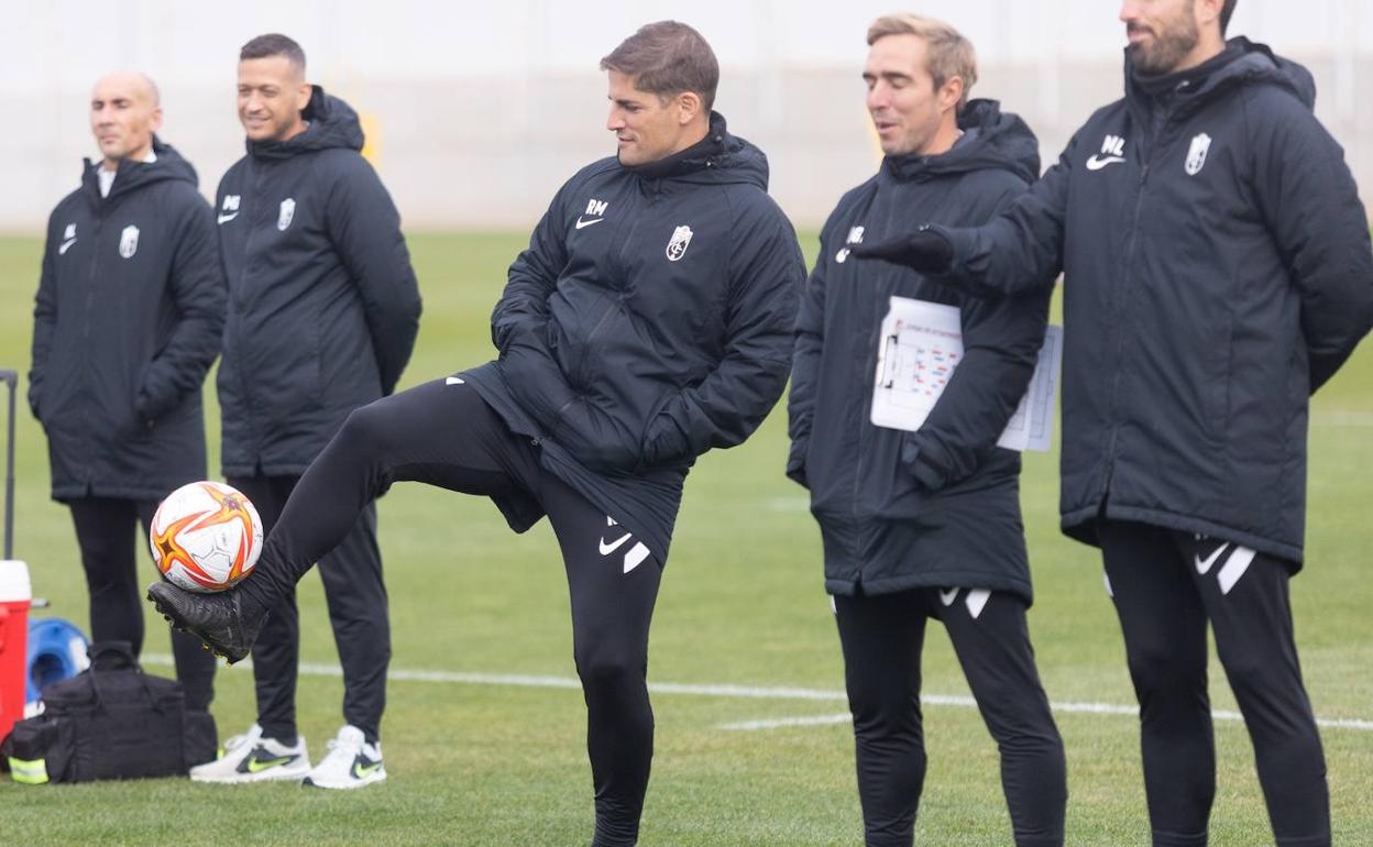 Robert Moreno controla el balón en el entrenamiento. 