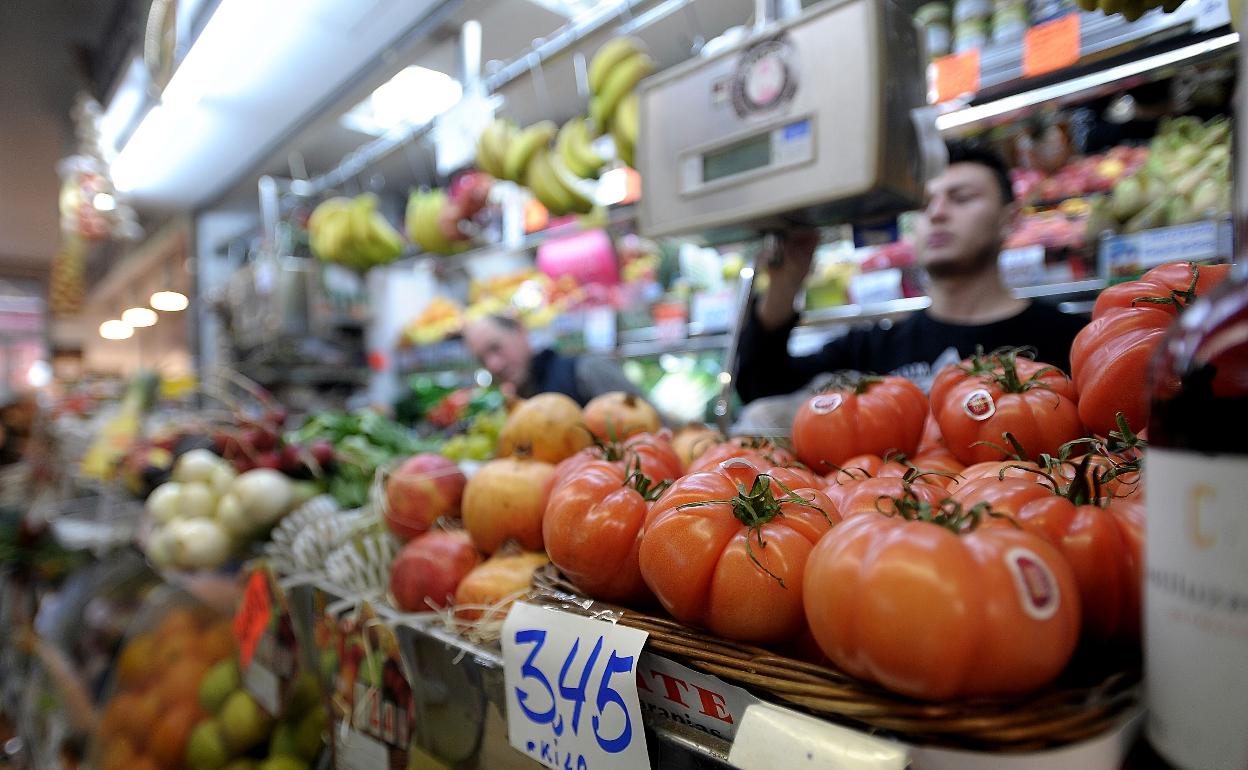 Un autónomo, al frente de su tienda de frutas y verduras.