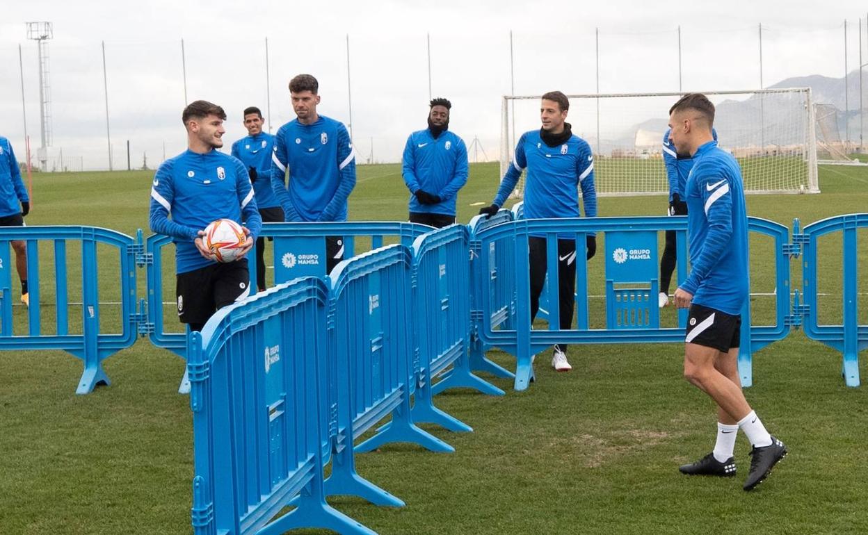 Cristian Gutiérrez, con el balón en las manos, con Bryan Zaragoza delante, junto a parte de los futbolistas en el entrenamiento. 