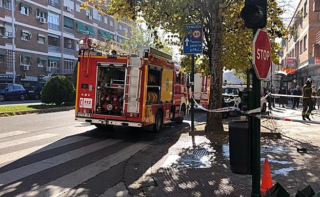 Camión de bomberos en la puerta del establecimiento de comida donde se ha producido el fuego