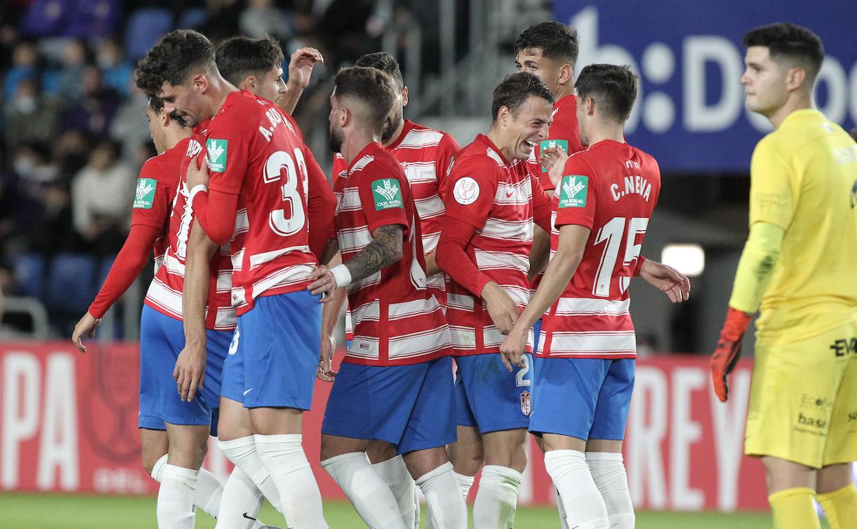 El Granada festeja uno de los goles del equipo frente al Laguna. 
