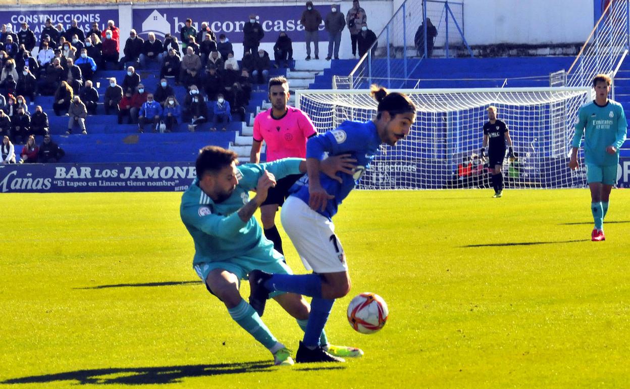 Rubén Sanchidrián zafándose de un jugador del Real Madrid Castilla en el choque del domingo en casa. 