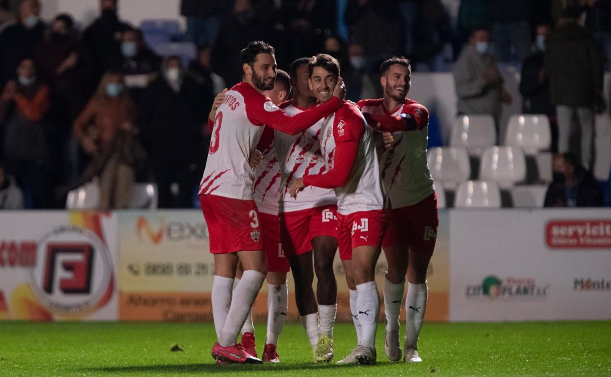 Los rojiblancos celebran el gol inicial del partido.