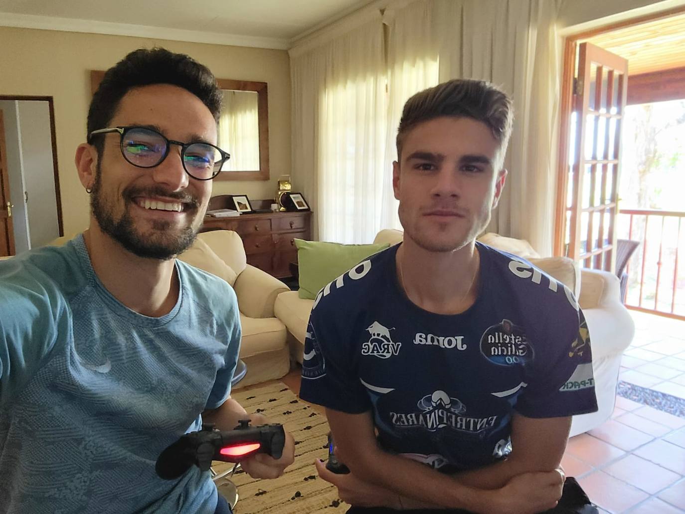 Ignacio Fontes y Pablo Sánchez-Valladares, durante una pausa en una partida de la Play en el apartamento que comparten. 