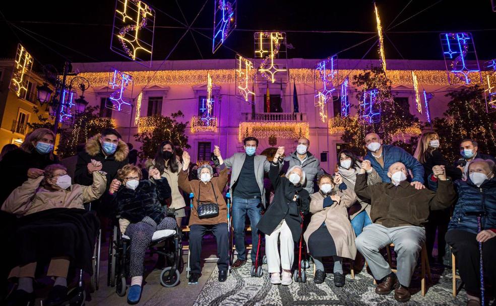 El alcalde junto a los mayores de la residencia Fray Leopoldo, que apretaron el botón que encendió las luces navideñas.