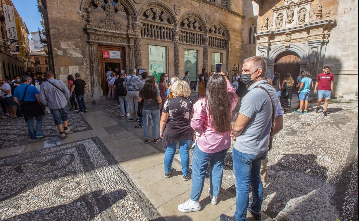 Turistas hacen cola en un monumento de Granada.