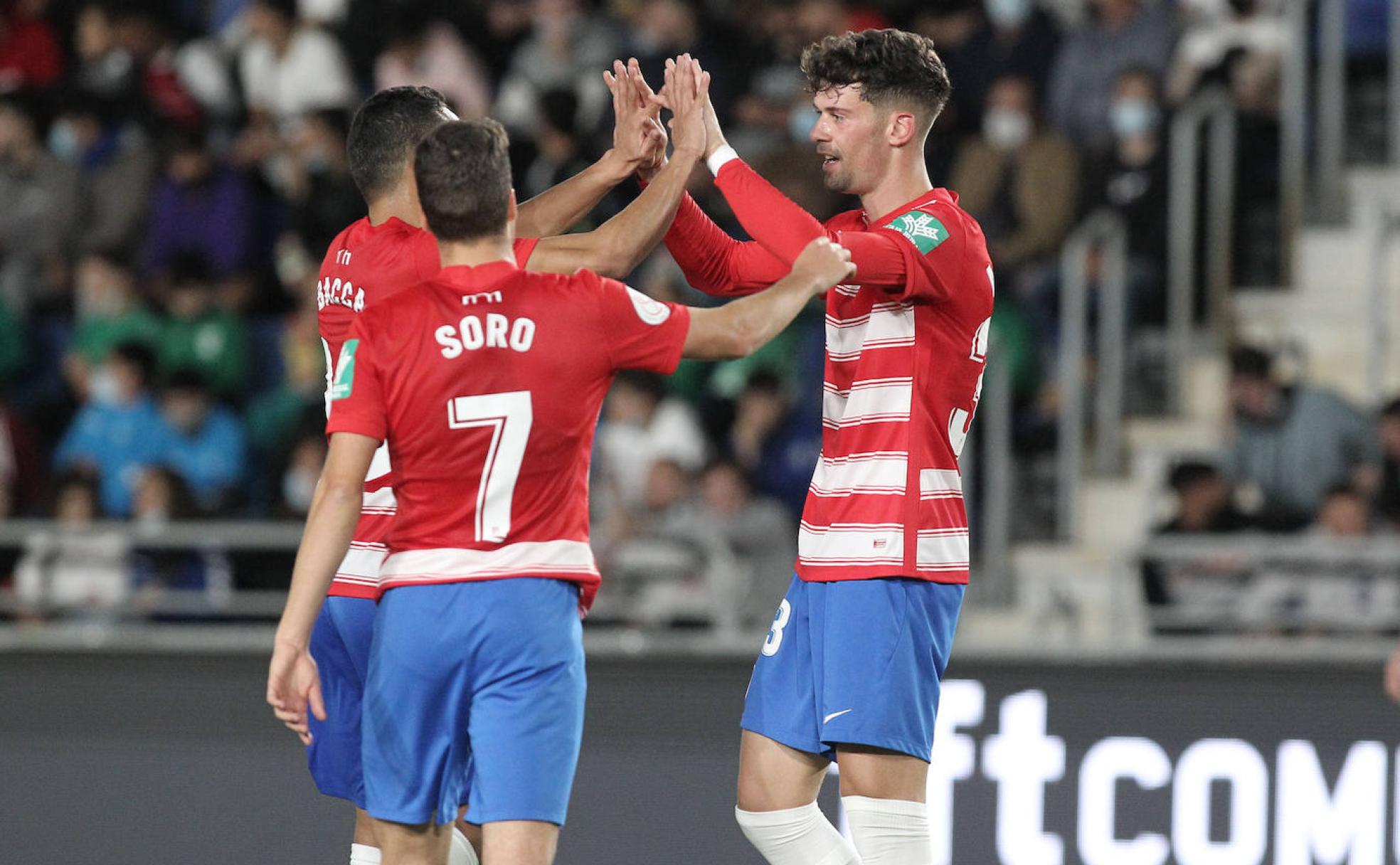 Adri Butzke es felicitado por Carlos Bacca y Alberto Soro tras uno de sus tres goles al Laguna de Tenerife. 