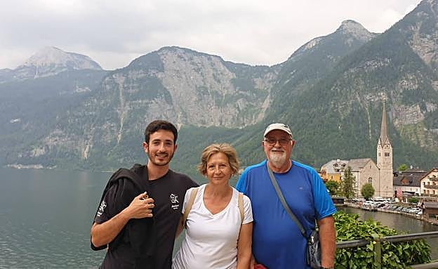 José María Carrasco (izquierda), junto a sus padres en Hallstatt. 