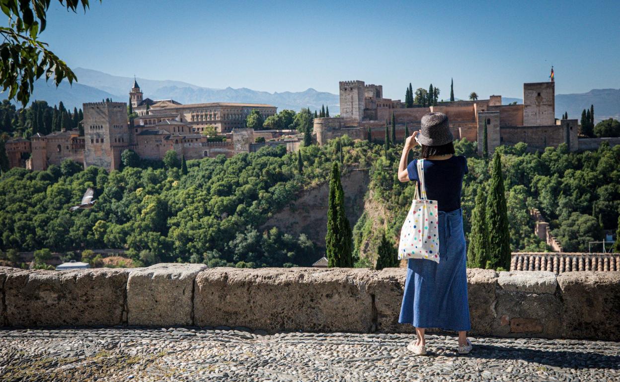 Vista de la Alhambra desde uno de los miradores del Albaicín.