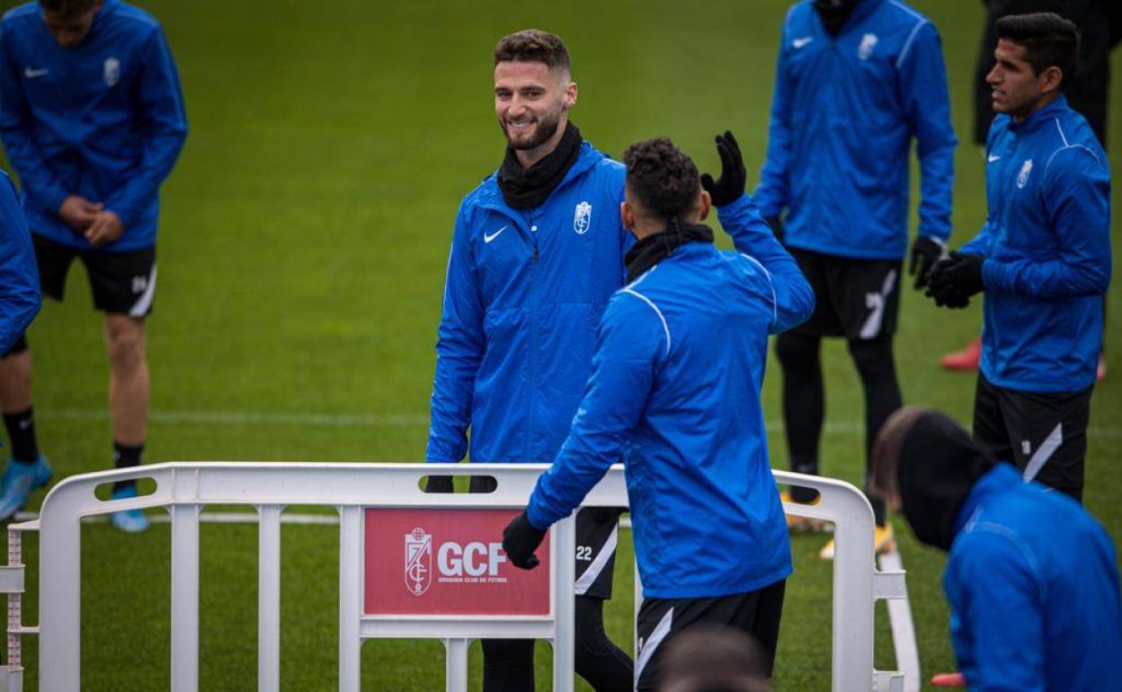 Domingos Duarte es saludado por Luis Suárez. 