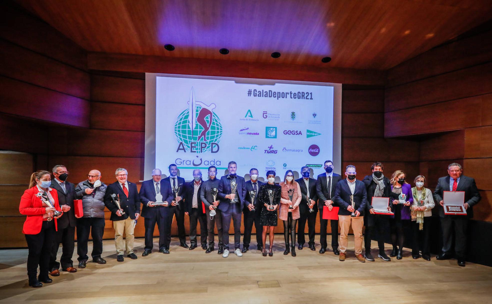 Los galardonanos, sobre el escenario del auditorio de la Caja Rural de Granada.