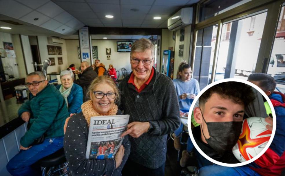 Ínma Benavides y Thomas Butzke, padres de Adri, presumen orgullosos de su hijo en portada de IDEAL ayer en la cafetería que regentan en Maracena. 