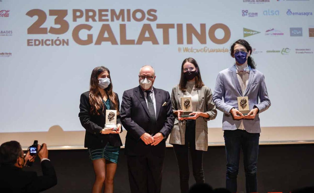 Foto de familia de los premiados.